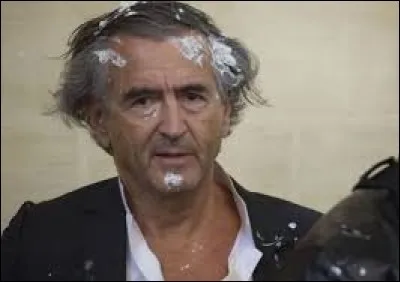 Le record du monde de tartes à la crème prises en pleine poire est détenu par Bernard-Henri Levy ! Renaud en a fait une chanson ''L'Entarté'' où il cite également l'auteur du roman ''Le Vieil Homme et la Mer'' :