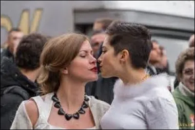 Qui chante "Une femme avec une femme" ?