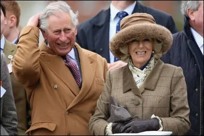 Réplique 5 : Mesdames, Mesdemoiselles, Messieurs, nous sommes en direct de la petite chapelle Saint-Georges de Windsor afin de célébrer le mariage de Charles et Camilla !