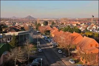 Nous reprenons la route, qui nous conduit dans les Hauts-de-France. Nous sommes &agrave; Douchy-les-Mines, commune de l'arrondissement de Valenciennes situ&eacute;e dans le d&eacute;partement ...