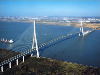 Quels départements le pont de Normandie relie-t-il ?