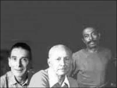 Souvenez-vous... De 1966 à 1984, le nom de Donald Cardwell (à droite sur la photo) fut mentionné à la fin de chaque représentation de l'émission "Au théâtre ce soir". A quel domaine son nom était-il associé ?