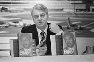 Donald Woods était un journaliste notamment connu pour son soutien à la lutte contre l'apartheid, véritable cancer ayant gangréné son pays. Par conséquent, le drapeau symbolisant sa nation est :