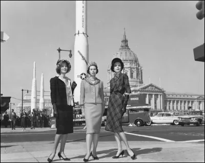 Ces jolies modèles présentent des tailleurs datant des années soixante, et le côté surprenant de la chose, c'est de les faire poser...