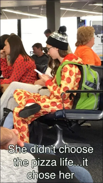 La légende de la photo dit presque tout ! Cette jeune fille ainsi vêtue, et qui semble tout à fait à l'aise dans cette salopette-pizza n'a même pas oublié... ?