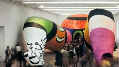 Puisque nous parlons d'art, restons-y avec cette exposition qui plonge immédiatement ses visiteurs dans le... bain, si on ose dire. Qui est l'artiste, bien reconnaissable ?