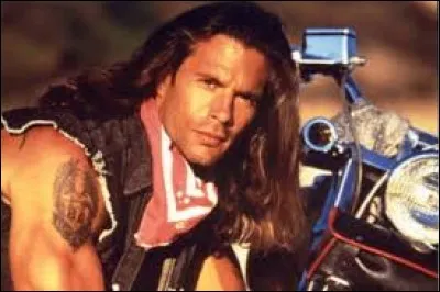 Expert en taekwondo, karaté, ju-jitsu qui avait le rôle principal dans la série TV ''Le Rebelle''