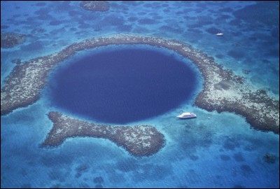 Ce cénote immergé, au large de la côte du Belize, en Amérique centrale, a une profondeur de 124 mètres et un diamètre de 300 mètres. À l'origine, ce lieu était une grotte calcaire émergée dont le toit s'est effondré sous l'effet de l'érosion avant de se remplir d'eau lorsque le niveau des mers est remonté, il y a environ 10 000 ans. Quel autre nom porte ce cénote immergé ?