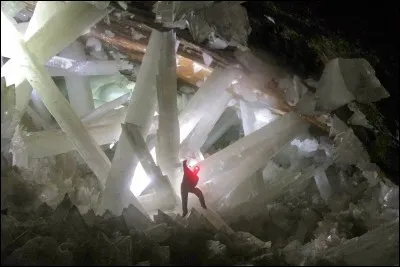Jusqu'à 12 mètres de haut et deux mètres de diamètre, les cristaux géants de gypse de la mine de Naïca, au Mexique, comptent parmi les plus grands du monde. La présence d'eaux chaudes (environ 50°C) saturées en sulfate de calcium a permis leur formation, qui a débuté il y a plus de 600 000 ans. Quel est le surnom de cette grotte ?