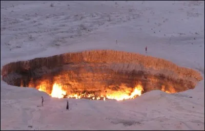 « La porte de l'enfer », au Turkménistan, est appelée ainsi à cause de son foyer de gaz naturel brûlant en permanence depuis qu'il a été allumé par des scientifiques soviétiques de la pétrochimie en 1971. Le feu est alimenté par les dépôts de gaz naturel riches de la région. Dans quel désert se situe ce site ?