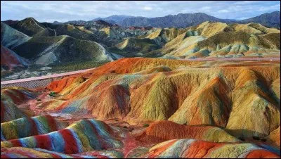 Les formations rocheuses de Zhangye Danxia dans la province chinoise de Gansu sont réputées pour leurs couleurs. Mais que veut dire littéralement « Zhangye Danxia » ?