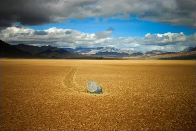 Dans la vallée de la Mort, en Californie, des pierres se déplacent... toutes seules. sans intervention de l'homme ni de la faune. La série télévisée « Les Aventuriers du Far West » (Death Valley Days), créée par Ruth Woodman, fut tournée dans cette région. Un président américain y joua pendant huit épisodes. Comment s'appelle-t-il ?