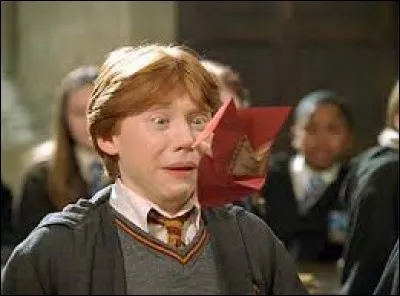 Que renverse Errol, le hibou de Ron, lorsqu'il lui apporte une beuglante ?