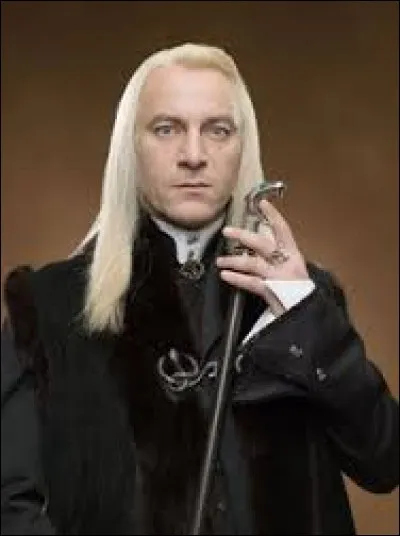 Avant que Dobby ne lui en jette un à son tour pour protéger Harry, quel sortilège Lucius Malefoy se préparait-il à lancer sur Harry car celui-ci venait de libérer Dobby ?