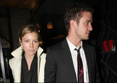 Qui sont ce chanteur pop et cette actrice ?