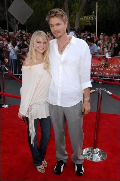 Qui sont ce bel acteur et sa petite amie ?