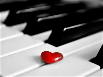 On continue le quiz en chanson ! A qui pensez-vous en écoutant "On a cent mille choses à se dire, qui tiennent trop à coeur pour si peu de temps, on s'est aimés comme on se quitte..." ?