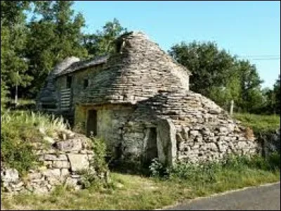 Vous avez sur cette image une gariotte. Pour la voir, rendez-vous à Promilhanes. C'est un village midi-pyrénéen de l'arrondissement de Cahors, dans le parc naturel régional des Causses du Quercy, situé dans le département ...