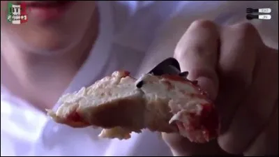 Lequel d'entre eux se filme en mangeant ?