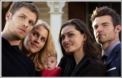 En quelle année Esther a-t-elle transformé Mikael et ses enfants en vampires ?