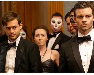 Comment s'appelle le groupe de vampires créé par Elijah dont Tristan et Aya en font partie ?