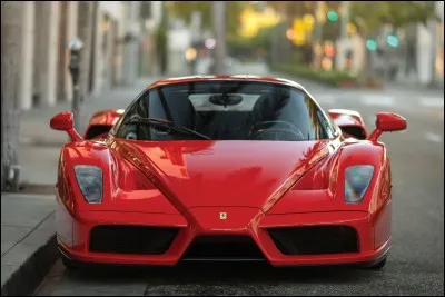 Quel est le nom de la Ferrari représentée sur la photo ?