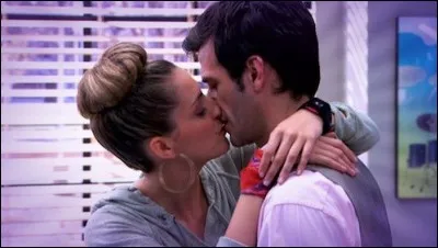 Comment s'appelle le couple qui s'embrasse sur cette photo ?