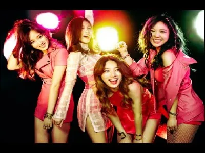 Comment s'appelle son girl band ?