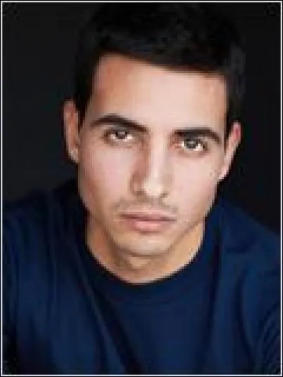 Comment s'appelle le personnage qui dessine des trucs bizarres au début de cette saison ?