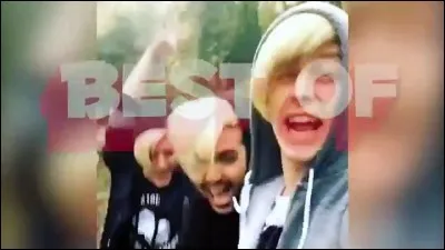 Qu'est-ce que Norman adore-t-il faire quand il arrive dans une chambre d'hôtel ?