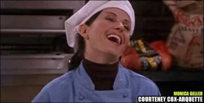 Quand Monica arrive au restaurant , que marquent les employs sur sa toque ?