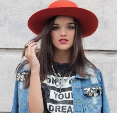 Comment la m&eacute;chante, qui a des cheveux noirs, s'appelle-t-elle ?