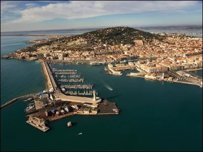 De quelle couleur est l'île quand il s'agit du surnom de la ville de Sète ?