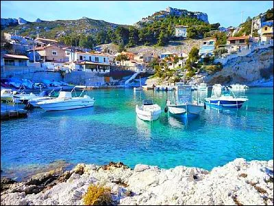 Quelle ville se trouve, à l'ouest de Marseille, sur la côte bleue ?