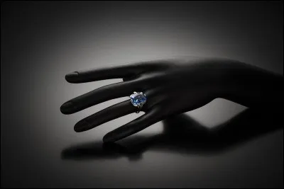 Quelle pierre précieuse peut revêtir la couleur bleue ?