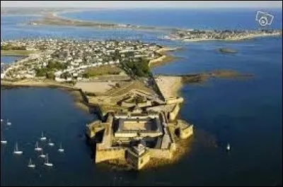 Je vous emmène en Bretagne à la découverte de Port-Louis. Connue pour sa citadelle fortifiée par Vauban, cette ville de l'arrondissement de Lorient se situe dans le département ...