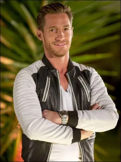 Comment s'appelle le présentateur de la saison ?