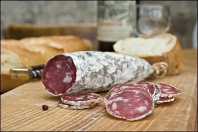 Combien de calories prenez-vous avec 100 g de saucisson ?