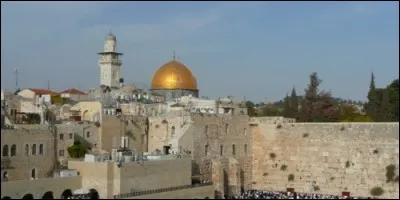 Devant quel monument les Juifs se recueillent-ils à Jérusalem ?