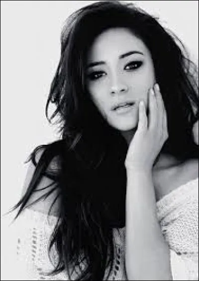 Comment s'appelle Emily Fields ?