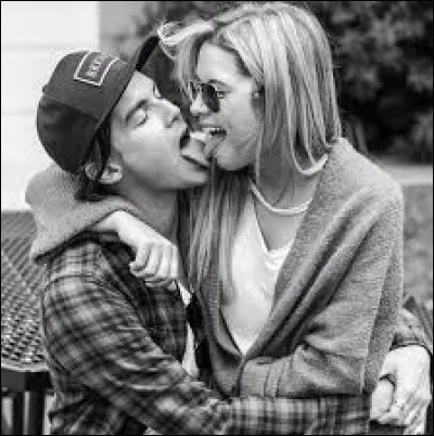 Ashley Benson, son meilleur ami, est :