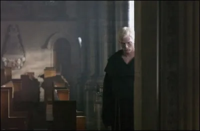 "O", comme l'Oeuvre ou Opus Dei... une institution jouant le rôle du méchant dans le roman et le film Le Da Vinci code", née en Espagne et qui s'est répandue dans le monde. Quelle assertion est vraie à son sujet dans la liste proposée ?