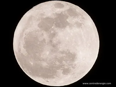 Comment appelle-t-on les trous dans la Lune ?