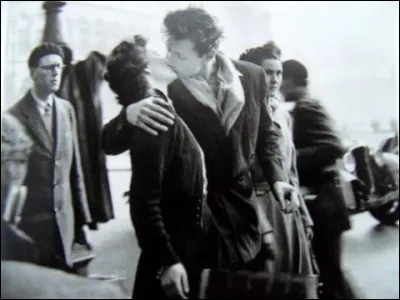 Une des photos les plus célèbres de Robert Doisneau est le baiser de deux amoureux immortalisé...