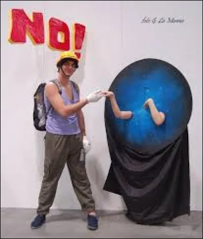 Comment s'appelle le trou noir avec des mains qui remontent le temps ?