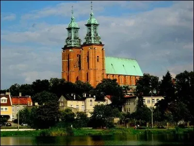Ville historique, peuplée aujourd'hui de 70 000 habitants, elle a été au Xe siècle, la première capitale de la Pologne. Quel est cette ville de la grande plaine du nord?