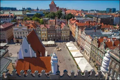 Grande ville de 500 000 habitants, sur la Warta, c'est l'un des plus anciens centres de la Pologne. Quel est le nom de cette ville ?