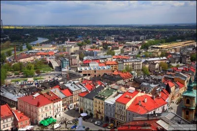 Cette ville de 70 000 habitants du Sud de la Pologne, au pied des Carpathes, est proche de la frontière ukrainienne. Quel est son nom ?