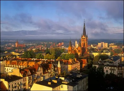 Fondé par les chevaliers teutoniques, cette ville aujourd'hui capitale de la Warnie-Mazurie, a été allemande jusqu'en 1945. Quel est son nom ?