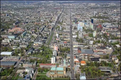 Avec 700 000 habitants, c'est l'une des plus importantes villes de Pologne. Elle a connu depuis le XIXe un grand développement industriel et a été appelée "le Manchester polonais". Quelle est cette ville ?